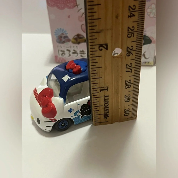 Takara Tomy Sanrio Hello Kitty DieCast Car - Picture 11 of 11